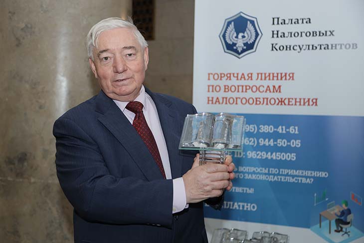 Черников Валерий Васильевич, советник генерального директора ЗАО "Консультант Плюс", доктор юридических наук, профессор, заслуженный юрист Российской Федерации Черников Валерий Васильевич, советник генерального директора ЗАО "Консультант Плюс", доктор юридических наук, профессор, заслуженный юрист Российской Федерации