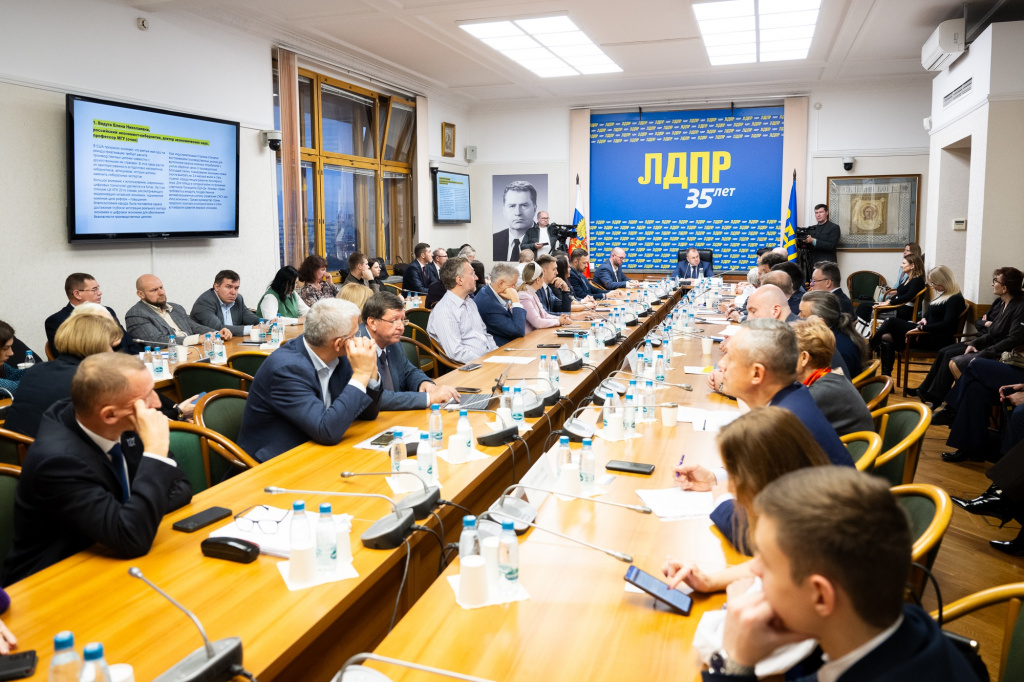 Наумов. Круглый стол 04.12.2024-6.jpg Наумов. Круглый стол 04.12.2024-6.jpg